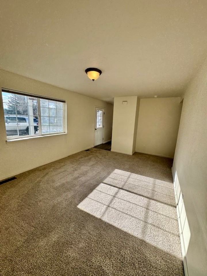 47 Michael Grove Ave - Photo 4 of 23