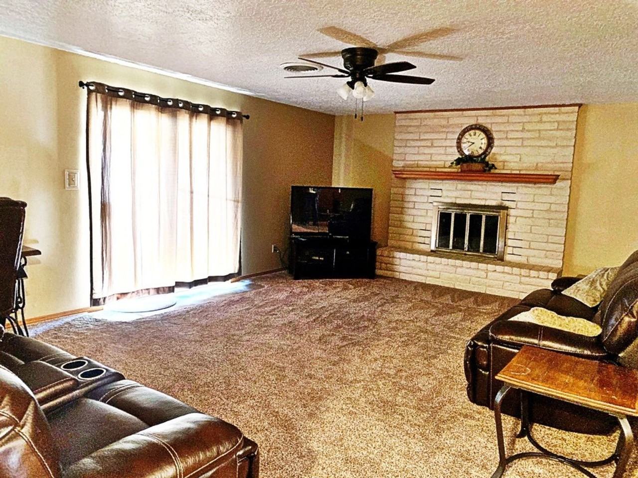 2307 W Bullock Ave - Photo 2 of 28