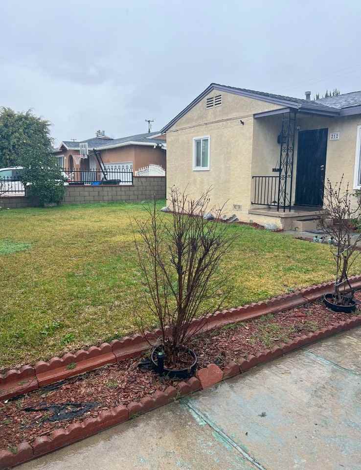 212 N Aladdin Dr - Photo 2 of 23