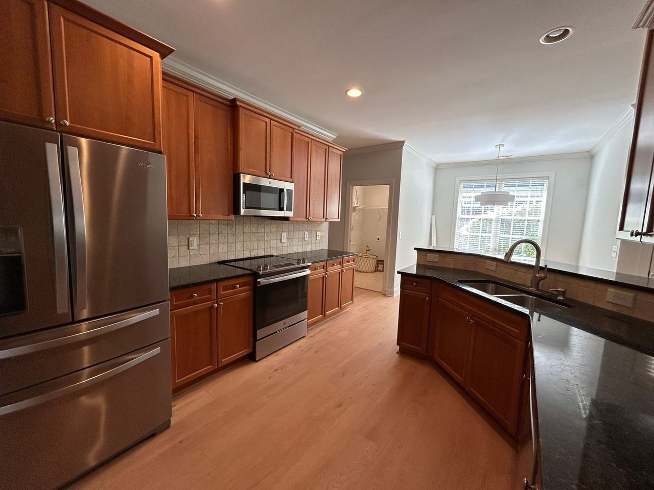 814 Lambrook Dr - Photo 5 of 35