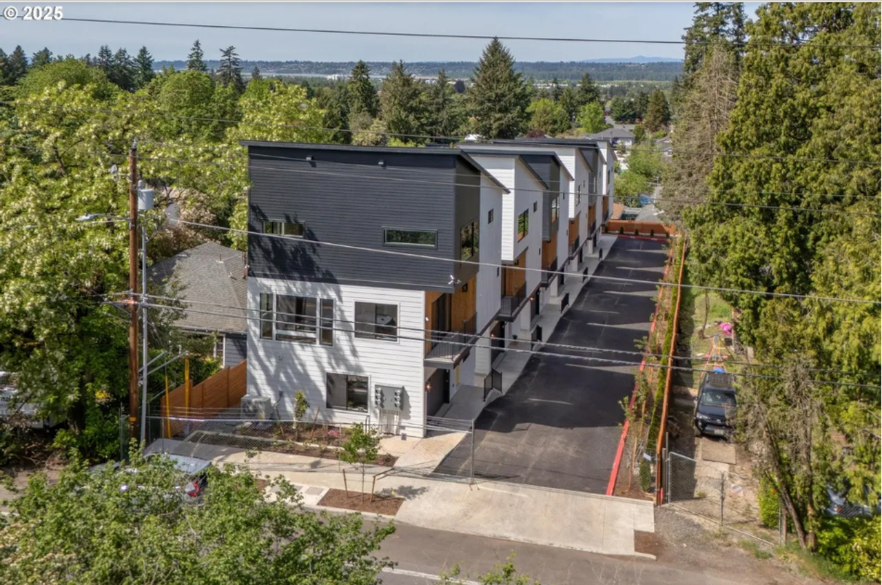 10731 Ne Fremont St - Photo 2 of 32