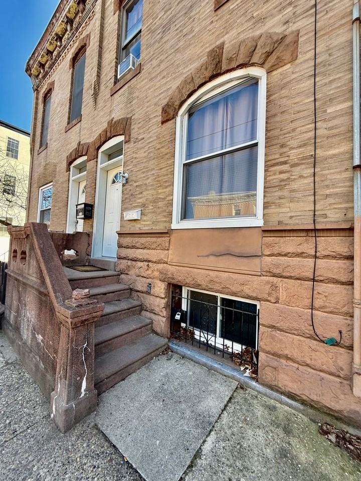 1626 Mifflin St - Photo 3 of 50