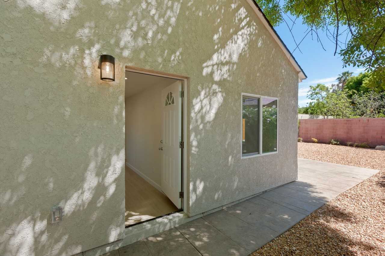 7916 Etiwanda Ave - Photo 6 of 22