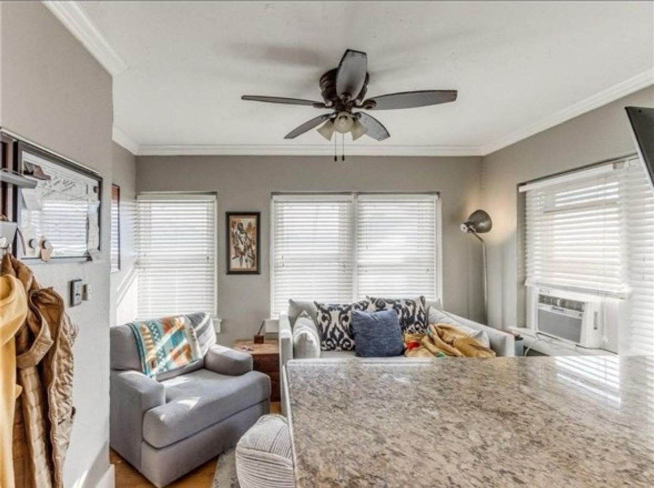 403 Nw 25th St - Photo 4 of 7