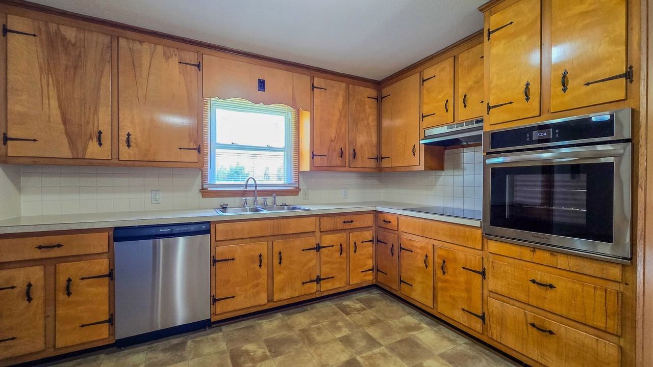 2460 Sedalia Dr - Photo 2 of 15