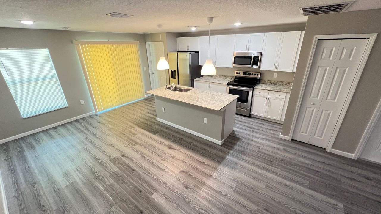 1349 Vandalia Ave Se - Photo 4 of 33