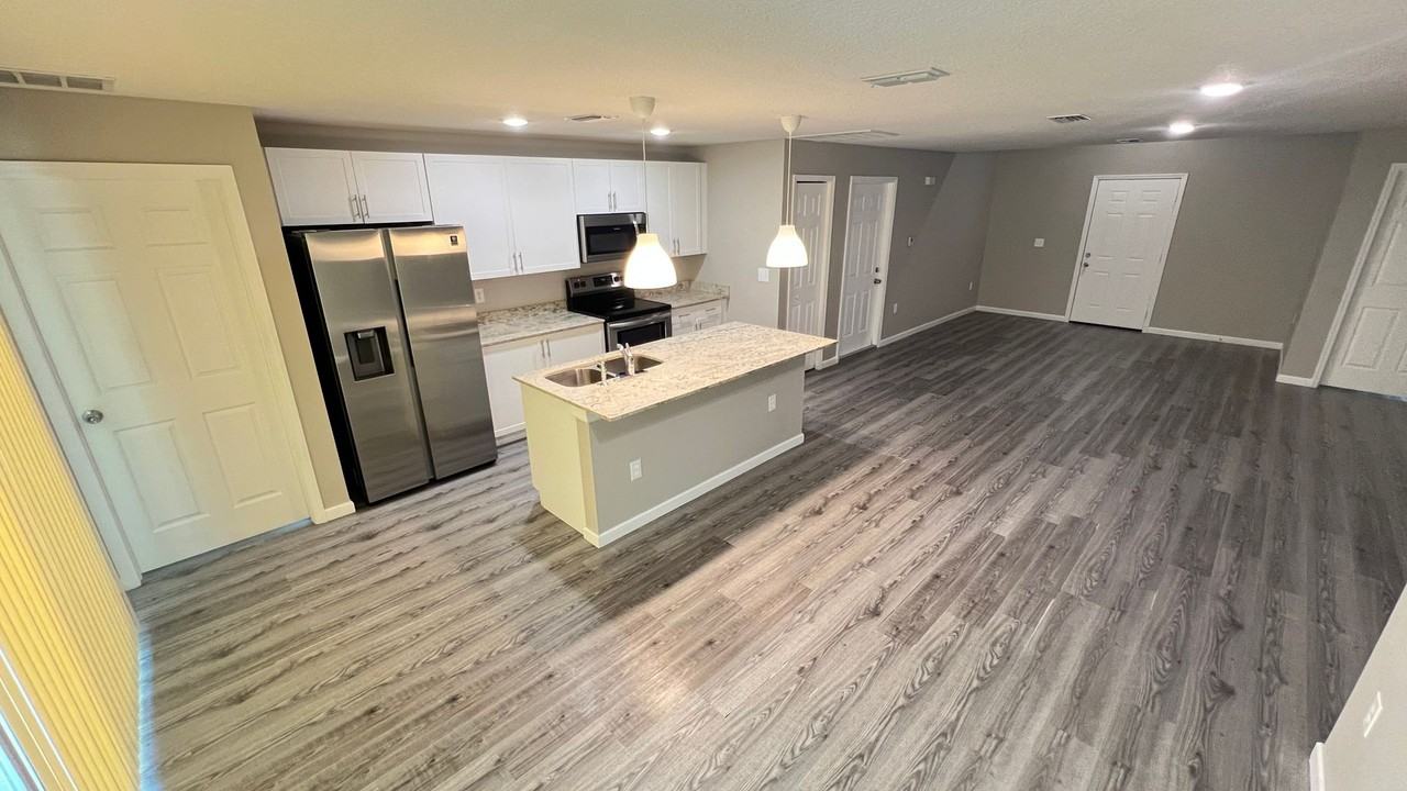 1349 Vandalia Ave Se - Photo 5 of 33