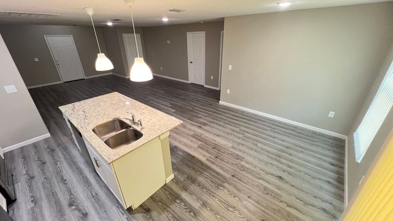 1349 Vandalia Ave Se - Photo 6 of 33