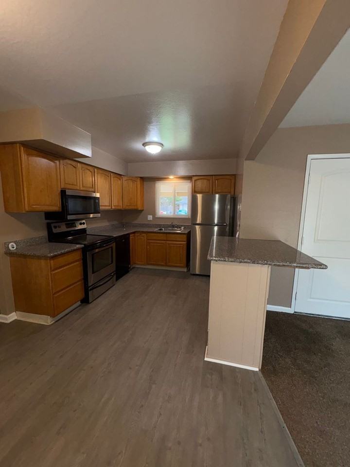 1992 Oxford Dr - Photo 5 of 20