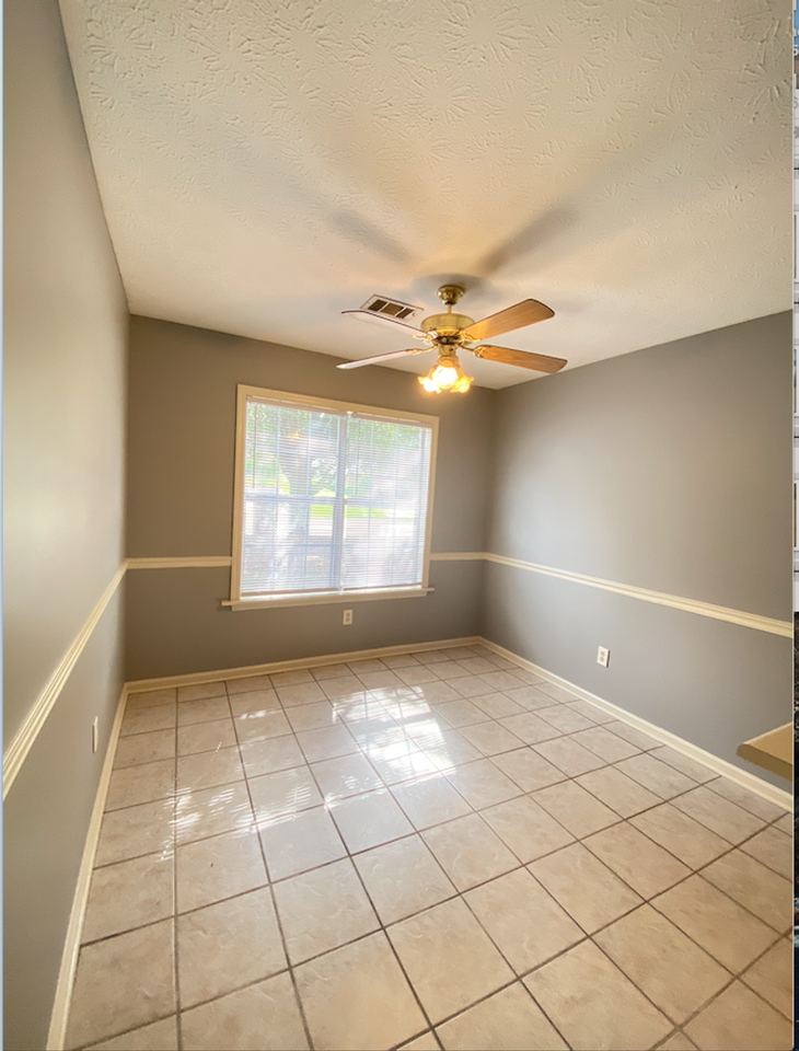 1136 Northlake Dr - Photo 3 of 15