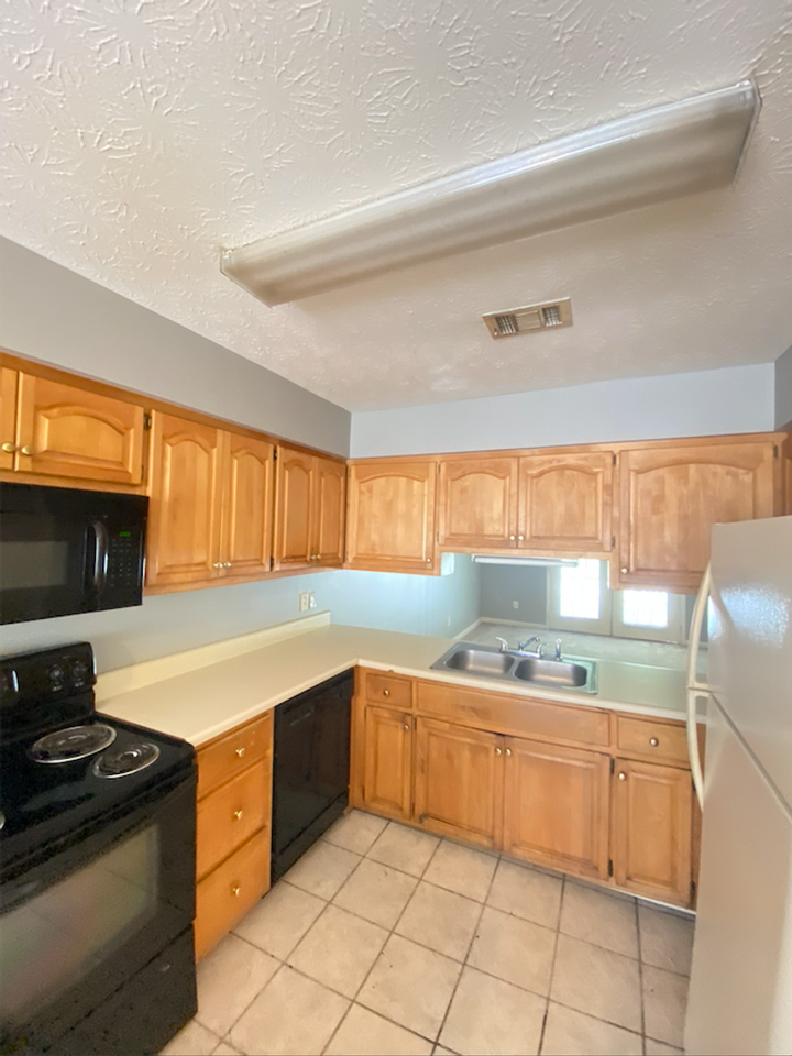 1136 Northlake Dr - Photo 4 of 15