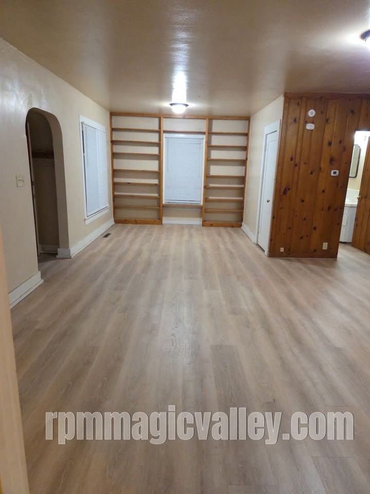 216 E Avenue C - Photo 3 of 9