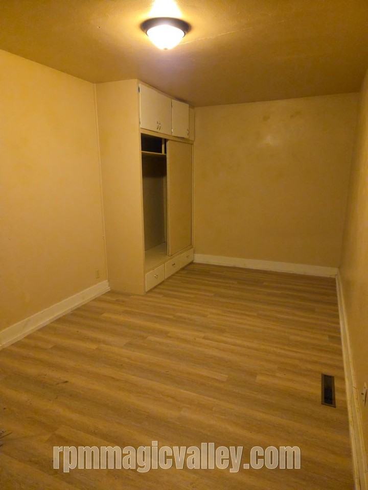 216 E Avenue C - Photo 5 of 9