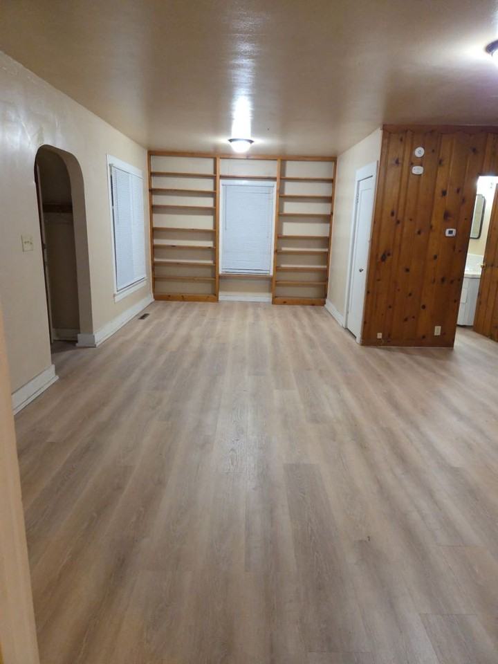 216 E Avenue C - Photo 7 of 9