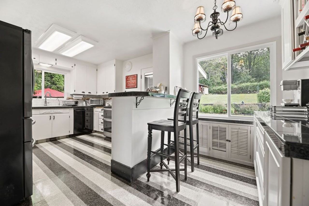 2011 Bickford Ave - Photo 3 of 12