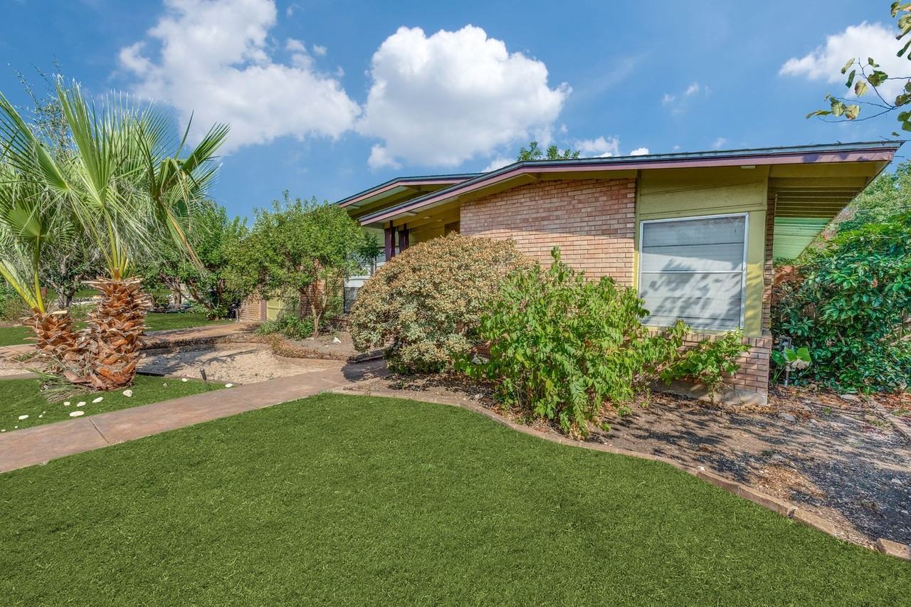 123 Westchester Dr - Photo 3 of 12