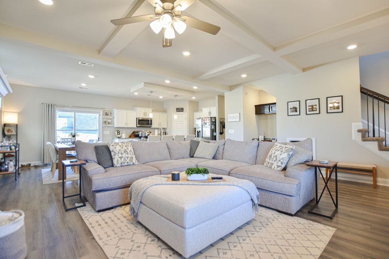 1046 Creek Way - Photo 4 of 16