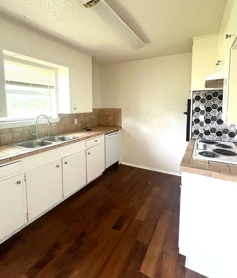 421 Arthur Dr - Photo 2 of 6