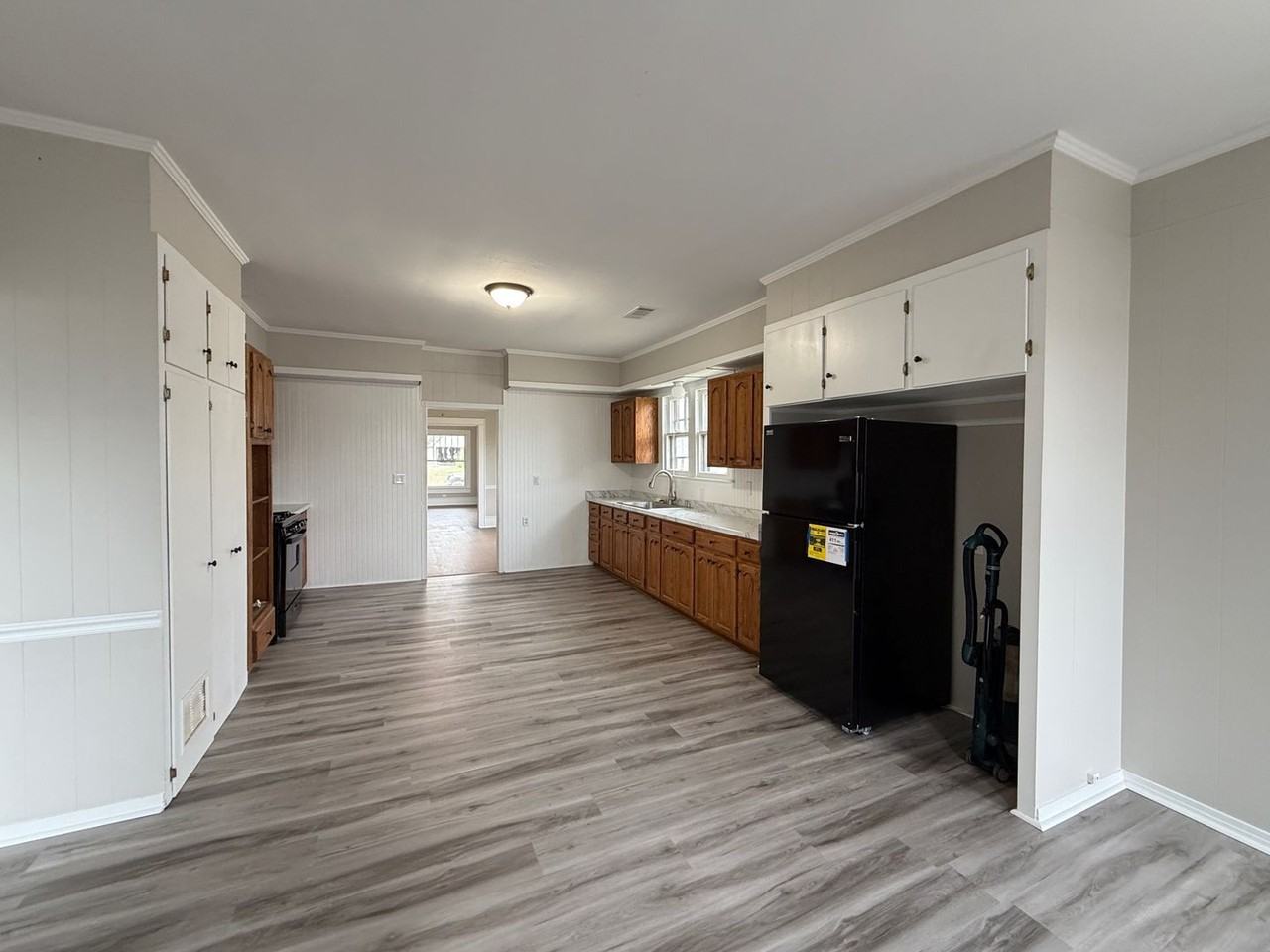 592 Bates St - Photo 3 of 10