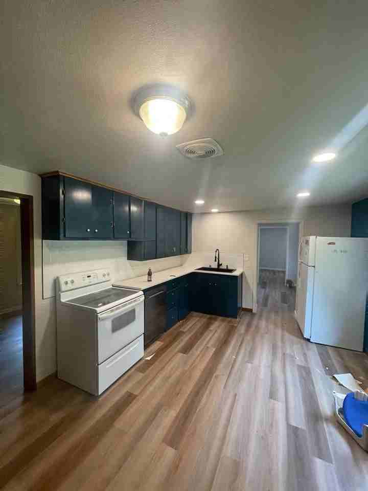 1017 Yew St - Photo 2 of 14