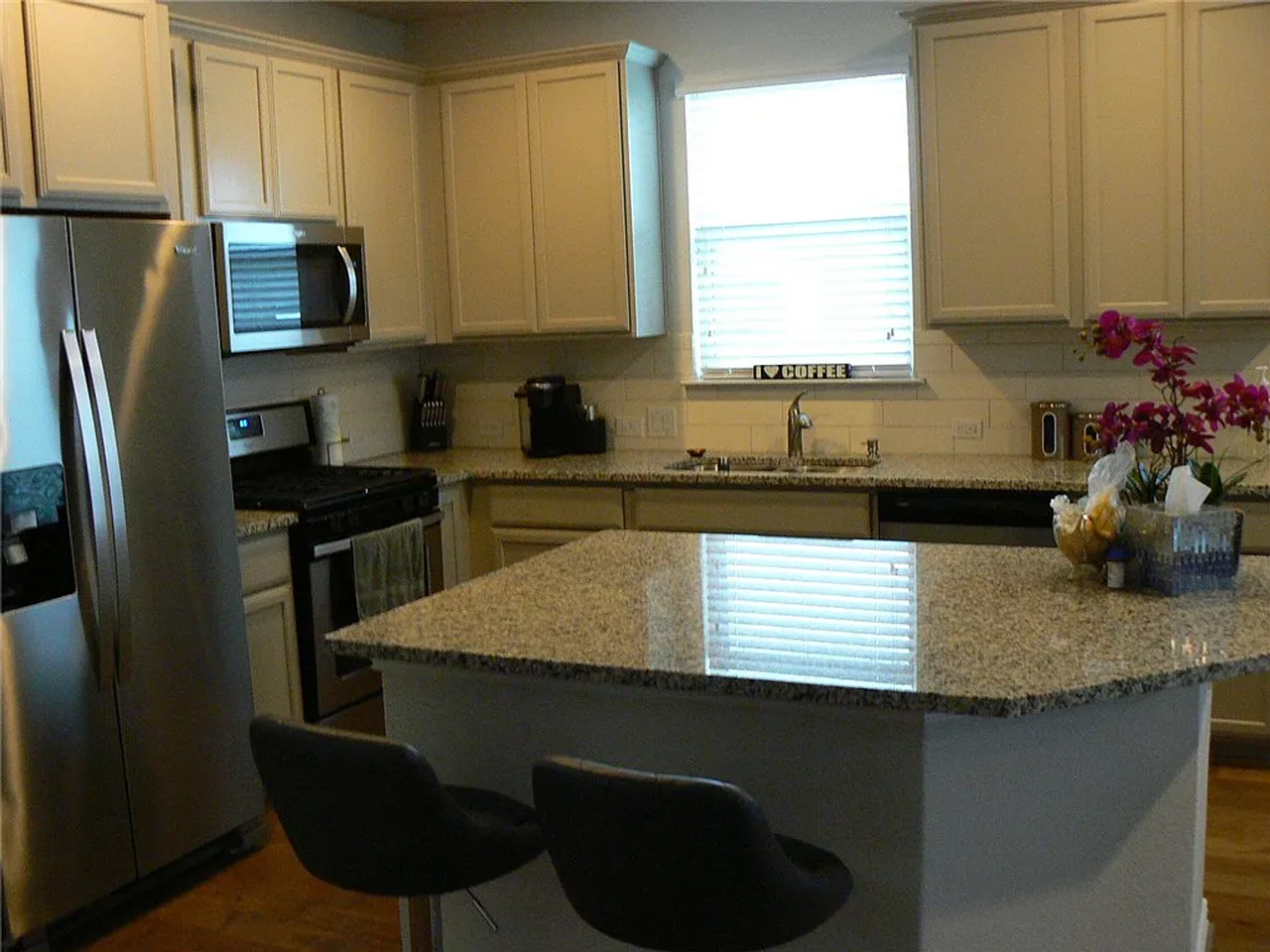 5900 Bucine Cv - Photo 4 of 38