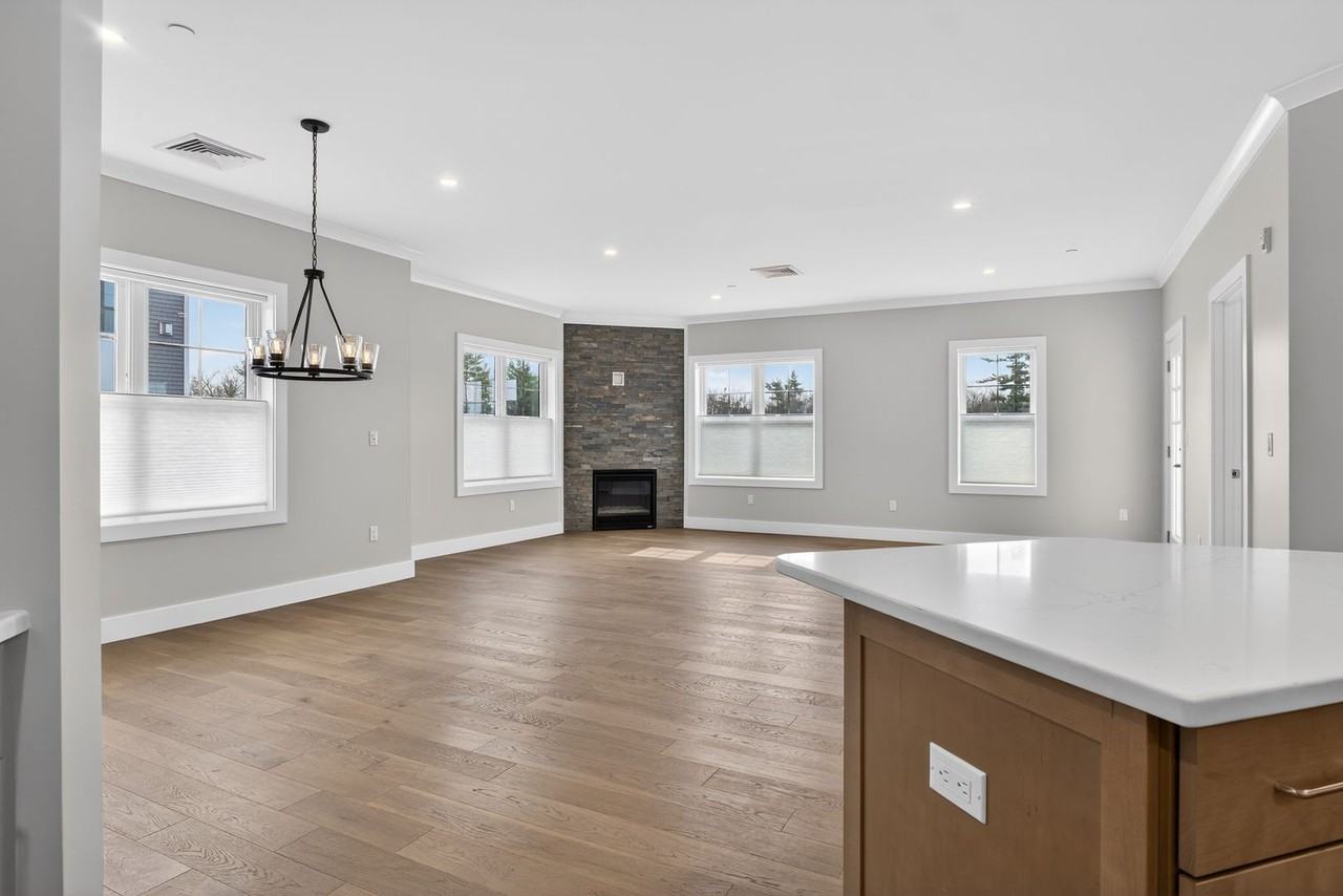 55 Pointe Pl - Photo 3 of 50