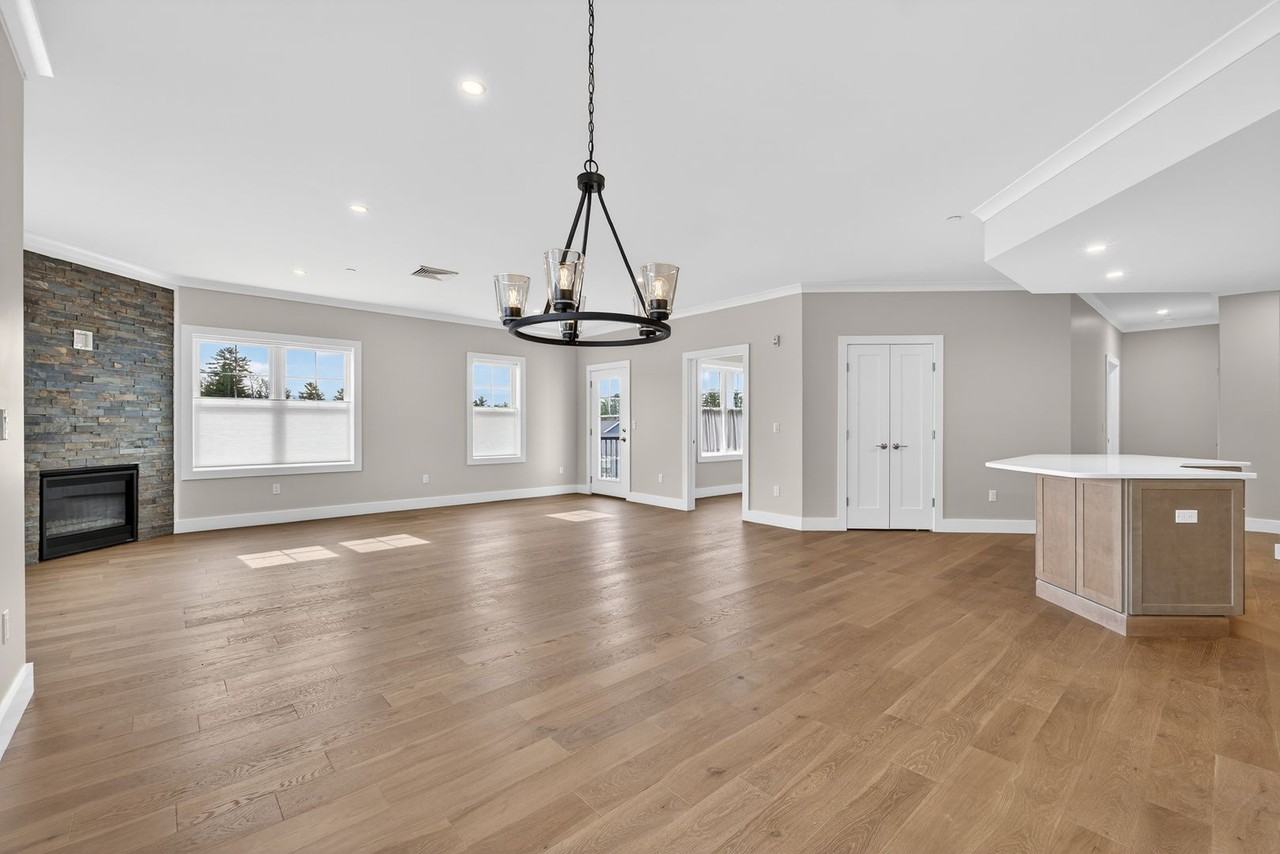 55 Pointe Pl - Photo 4 of 50