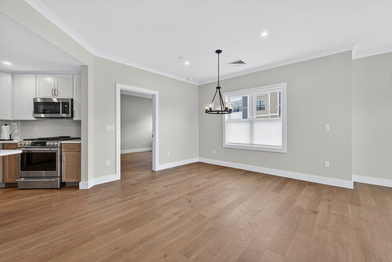 55 Pointe Pl - Photo 6 of 50