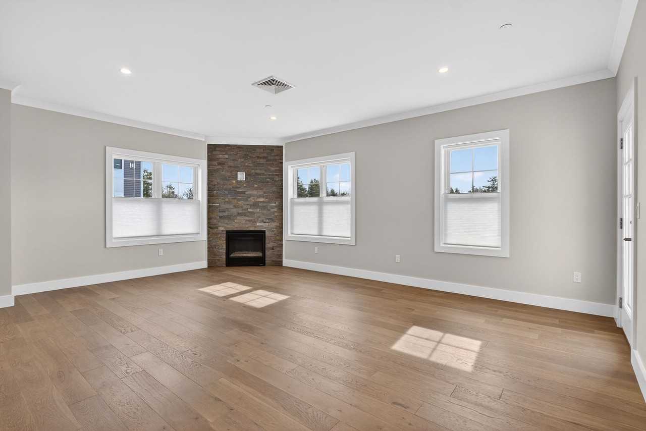 55 Pointe Pl - Photo 7 of 50