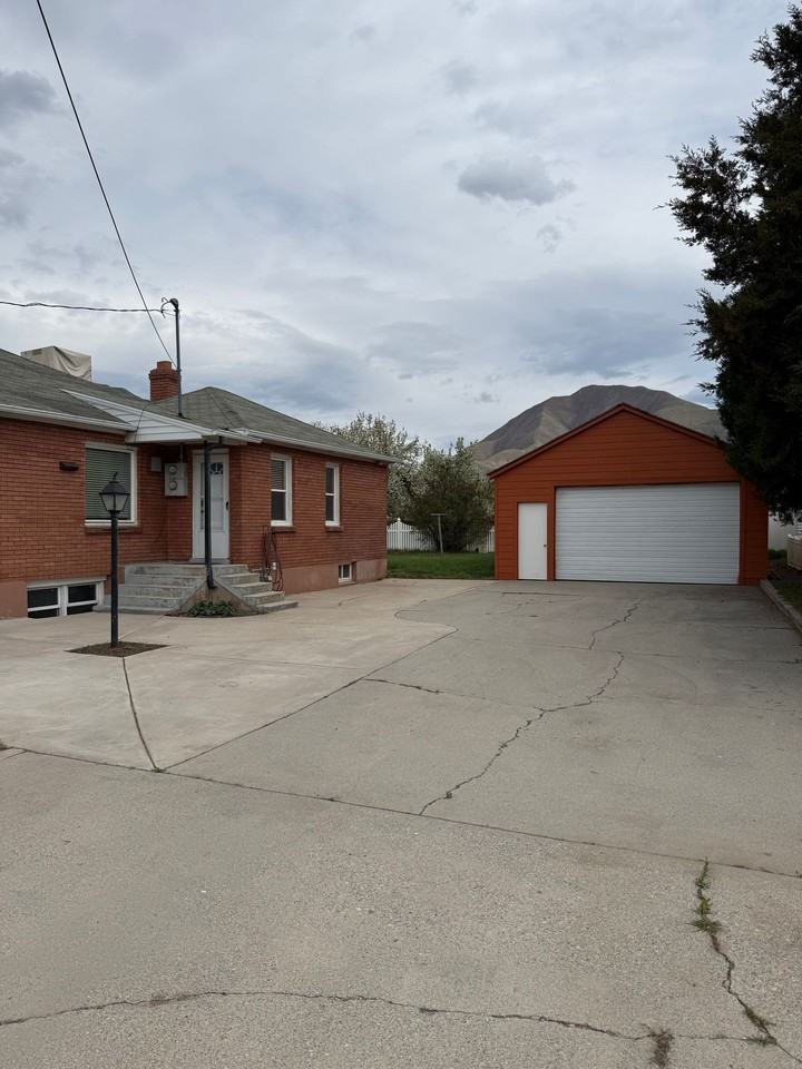Beautiful home in Mapleton, UT - Photo 2 of 10