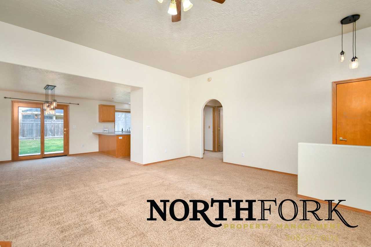 1428 N Sandlin Ave - Photo 3 of 13