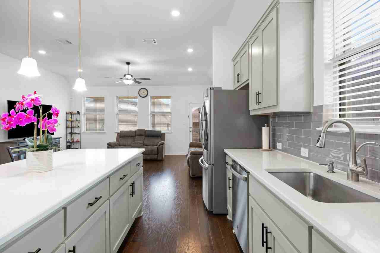 303 Eagle Ford Dr - Photo 3 of 34