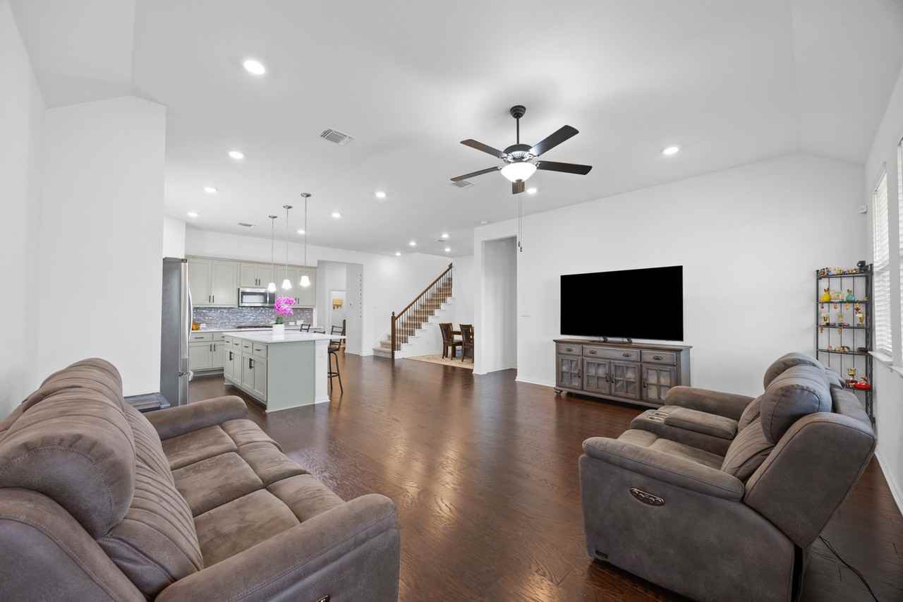 303 Eagle Ford Dr - Photo 7 of 34