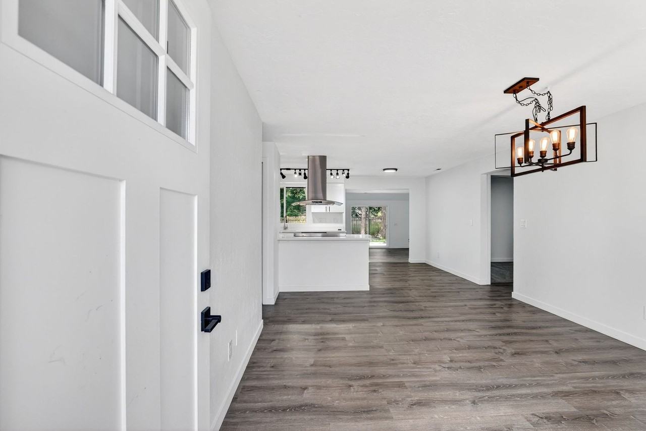 365 Ne Palmblad Dr - Photo 4 of 50