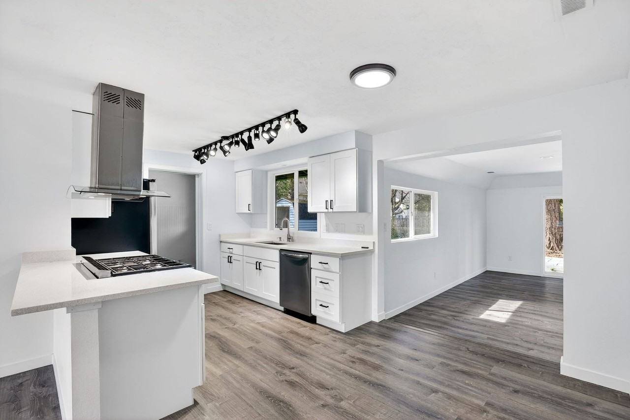 365 Ne Palmblad Dr - Photo 5 of 50