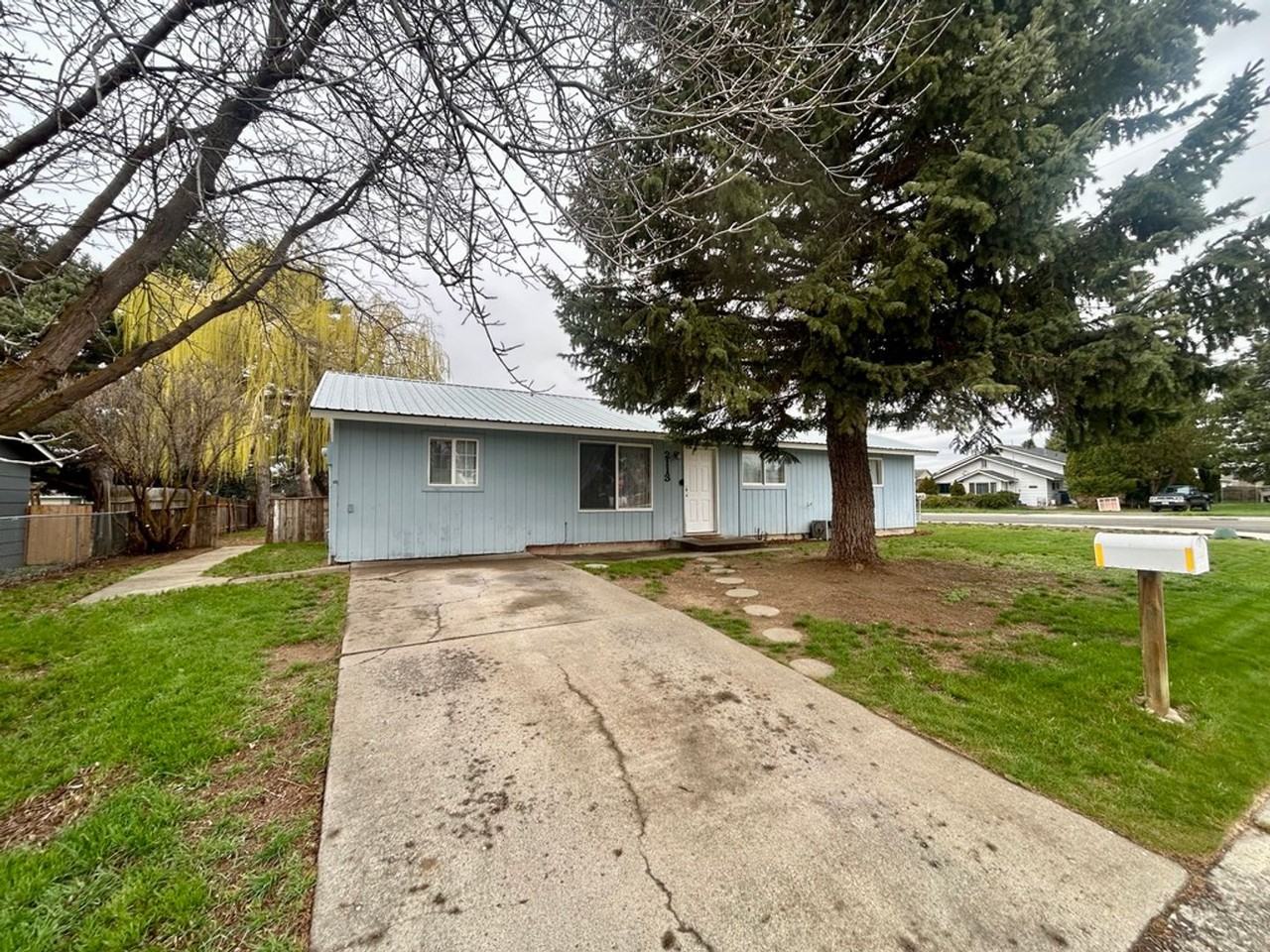 2113 N Parklane Ave - Photo 2 of 25