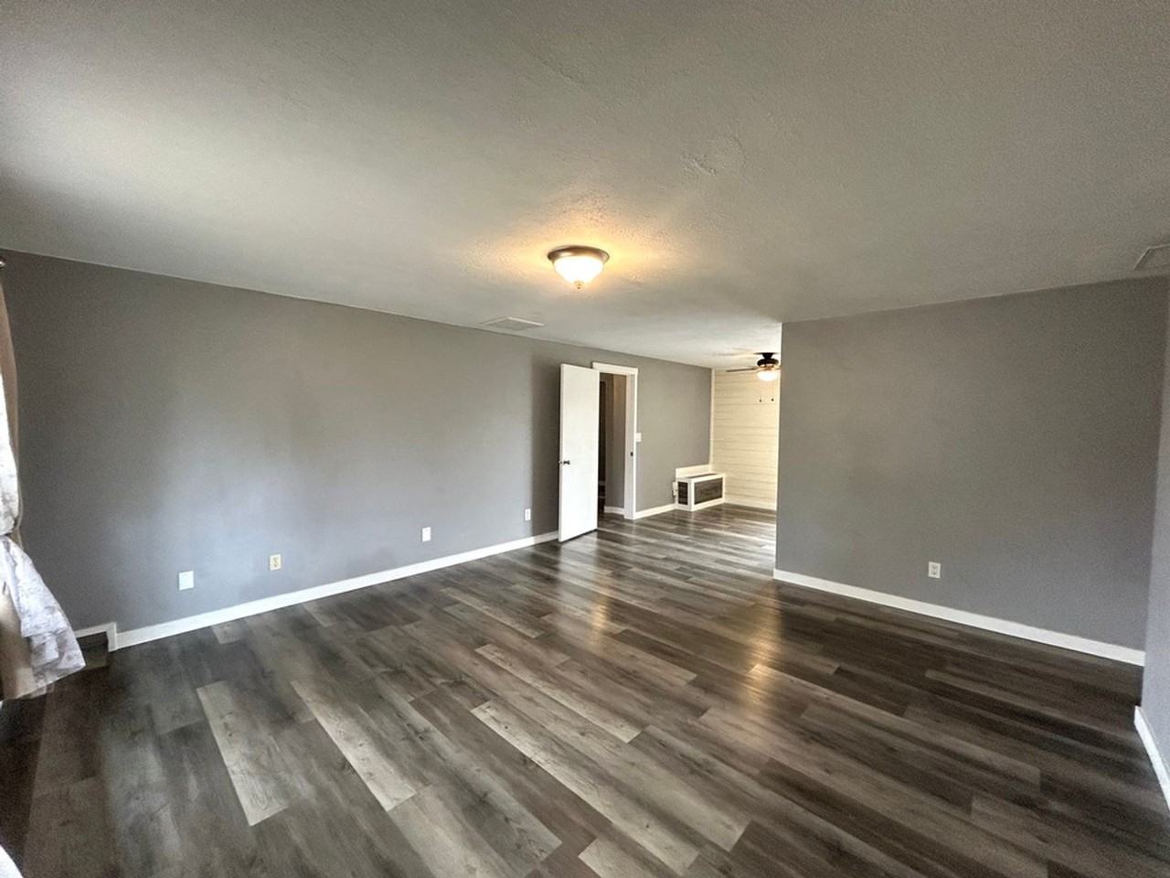 2113 N Parklane Ave - Photo 3 of 25