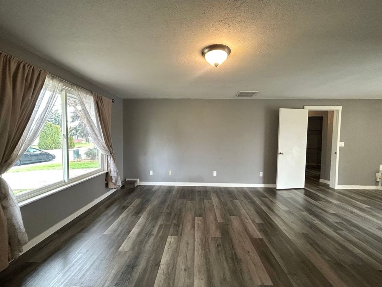 2113 N Parklane Ave - Photo 4 of 25