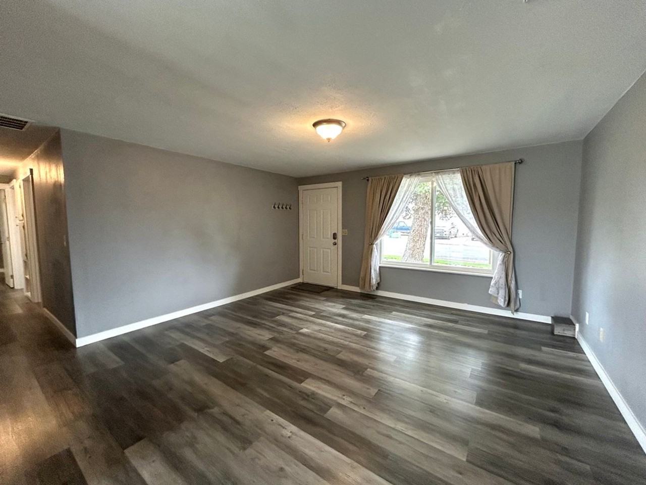 2113 N Parklane Ave - Photo 5 of 25