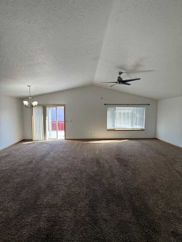 3303 Meadow Glen Ln - Photo 4 of 19