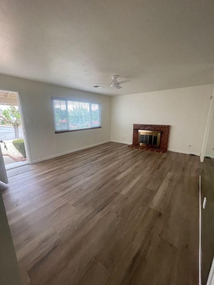 300 Swan Way - Photo 4 of 14