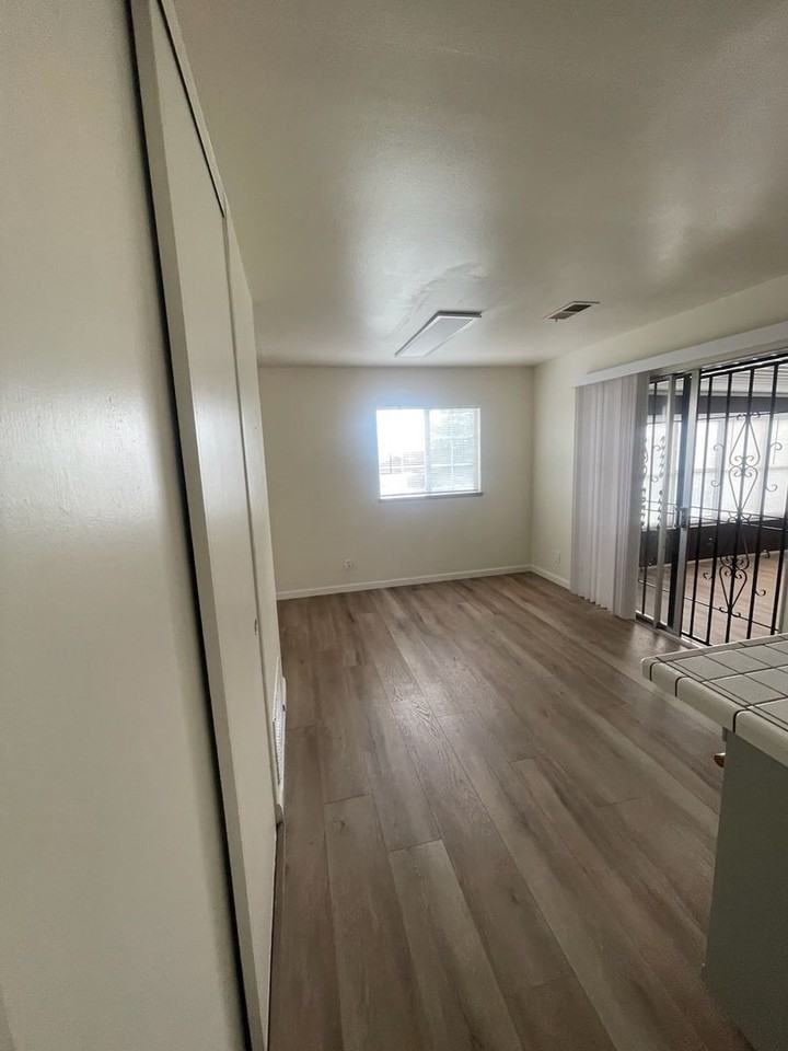 300 Swan Way - Photo 6 of 14