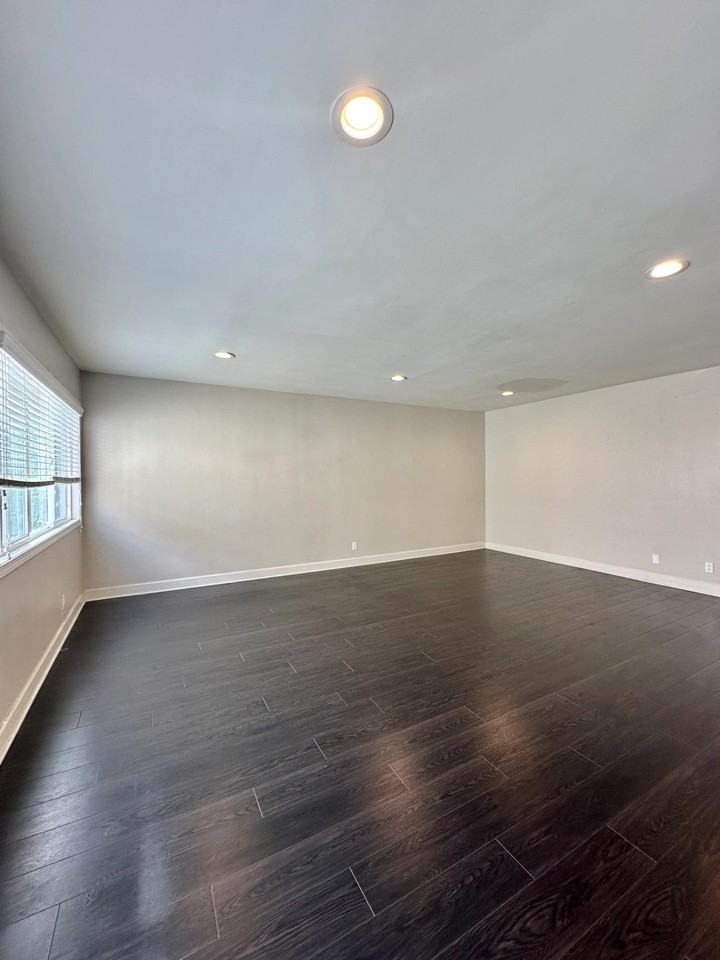 1124 N Sherbourne Dr #33A - Photo 2 of 4