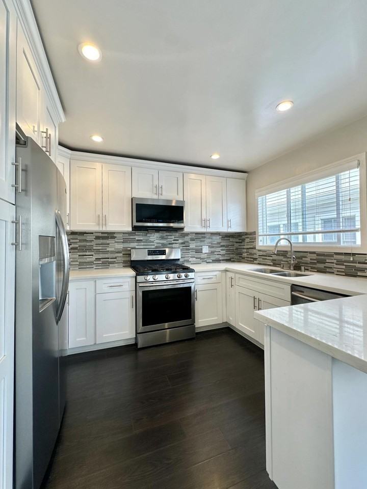 1124 N Sherbourne Dr #33A - Photo 4 of 4