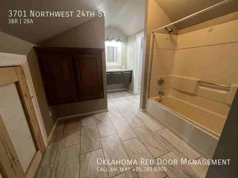 3701 Nw 24th St - Photo 3 of 24