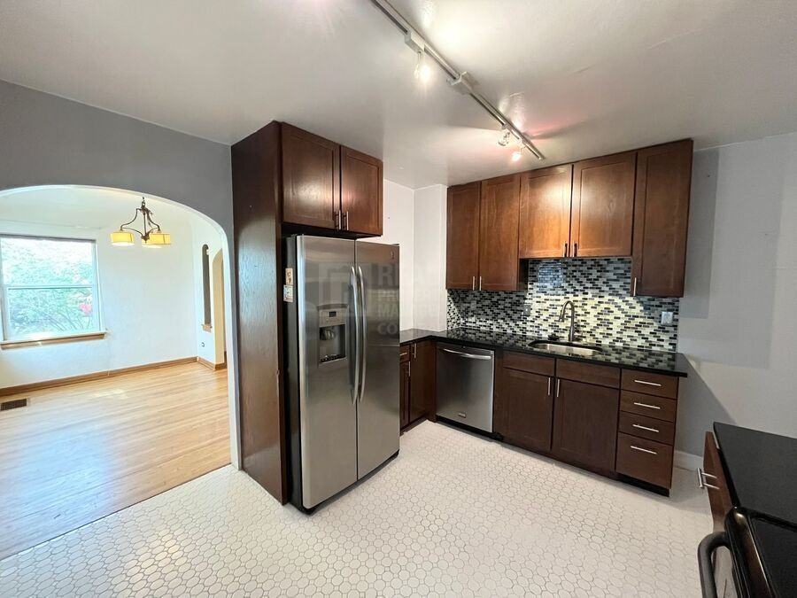 1400 Willow St - Photo 4 of 16