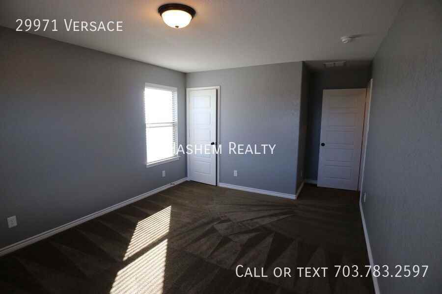 29971 Versace - Photo 6 of 16