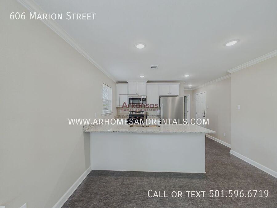 606 Marion St - Photo 4 of 12