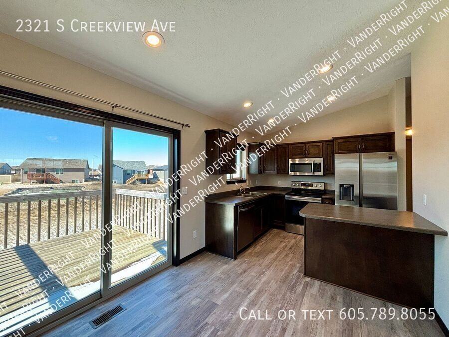 2321 S Creekview Ave - Photo 3 of 22