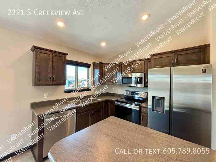 2321 S Creekview Ave - Photo 4 of 22